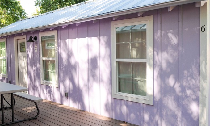 New Braunfels Cabina | Acogedora cabaña cerca del Comal River-Cabin # 6- Shabby Chic Theme