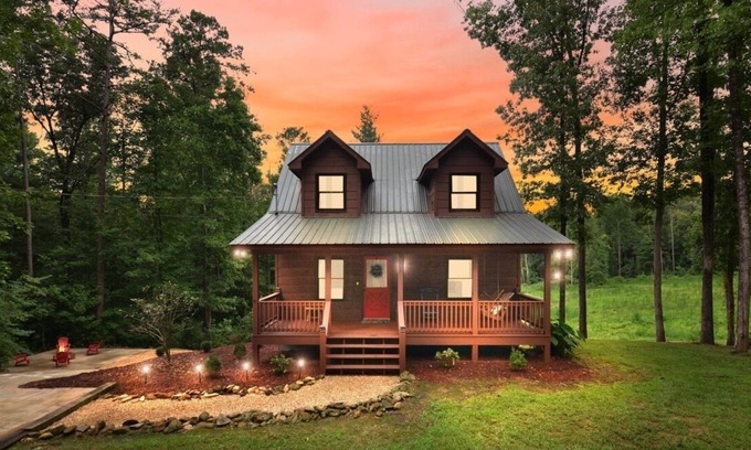 Ellijay Cabina | Cozy Cabin Nestled in the Midst of Wineries & Apple Houses w/Hot Tub & Fire Pit!