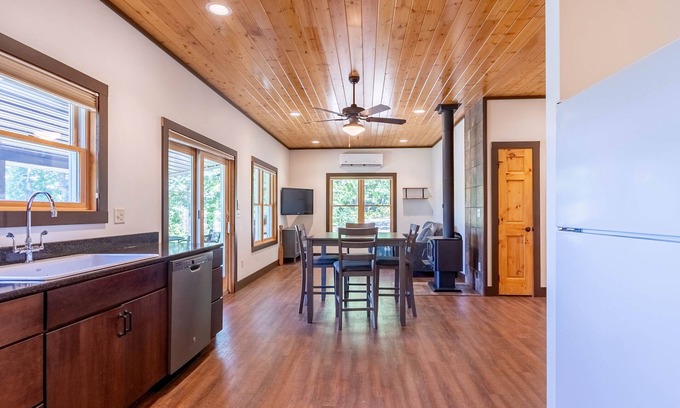Clitherall Cabina | Cozy Cabin on Private Lake! Kayaks, Firepit, Fishing! Relaxing. Pet Friendly.