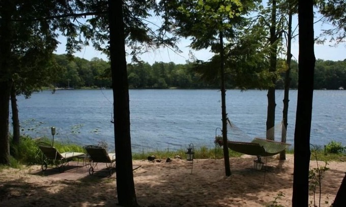 Traverse City Cabina | Cabina de cuatro estrellas en el tranquilo Lago Bass: ¡reservando ahora para el verano de 2019!