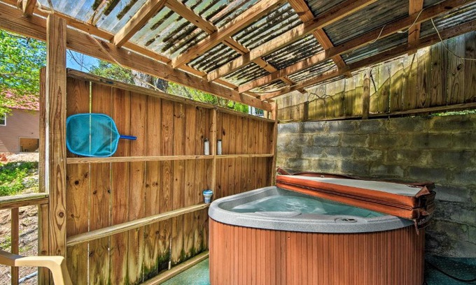 Chattanooga Casa | Cozy Cabin on Tenn River - 10 Mi to Chattanooga!