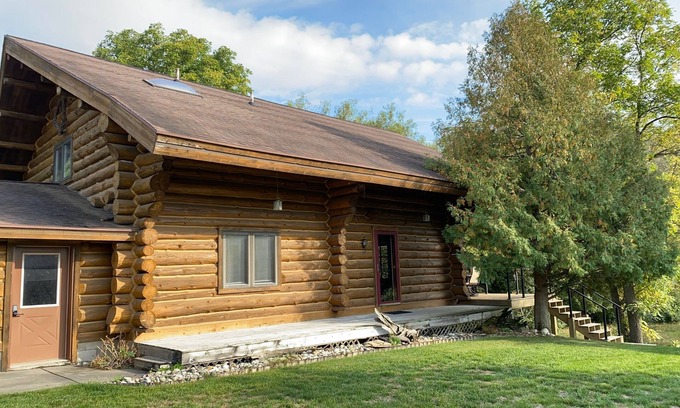 Pentwater Cabina | Cozy cabin on the serene Pentwater River with hot tub and ac