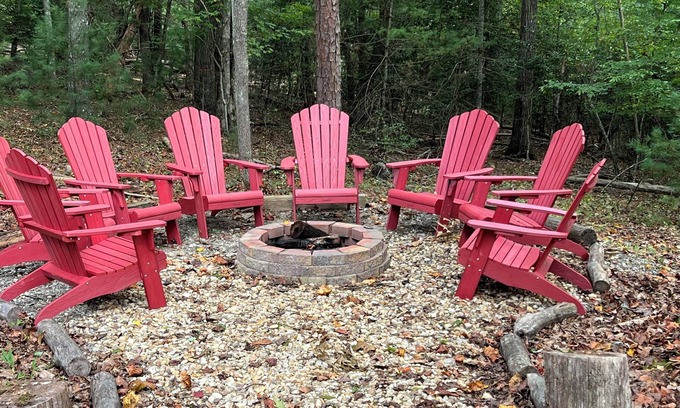 Blairsville Cabina | Cozy cabin on wooded acre, fire pit, games, fully equipped