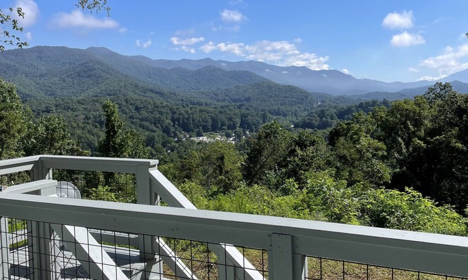 Sylva Cabina | Cozy cabin overlooking Dillsboro and miles of mountains