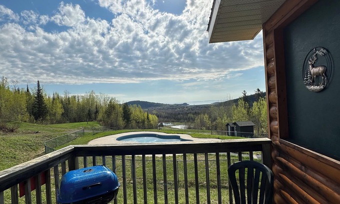 Neebing Cabina | Cozy cabin overlooking Lake Superior.