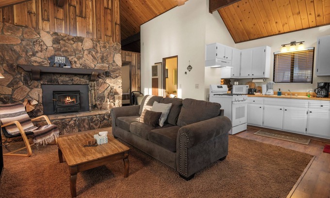 Woodlands Cabina | Cozy Cabin - Quiet Area, Fireplace, Smart TV, Fenced Yard
