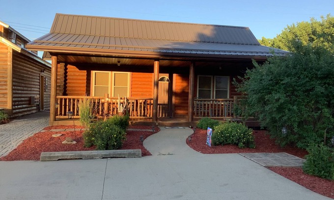 West Union Cabina | Cozy Cabin-real log cabin stay. Loft bed, woodsy decor, clean & cozy!