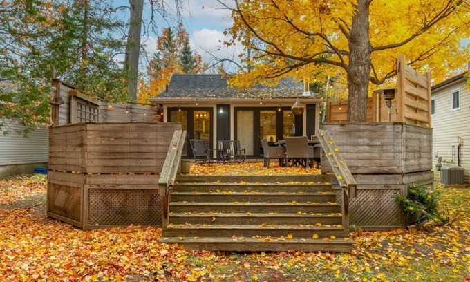 Innisfil Cabina | Cozy Cabin Retreat * HotTub * FirePit * 100" Projector