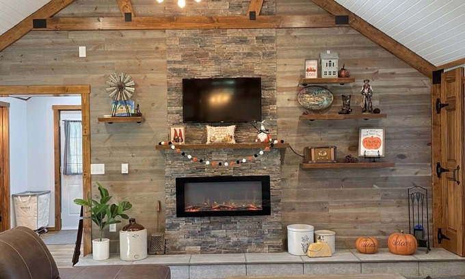 Hazel Green Cabina | Cozy Cabin Retreat located just minutes to Galena, IL & DBQ, IA