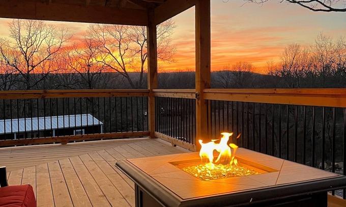 Park Hill Casa | Cozy cabin SLEEPS 15 on Lake Tenkiller!