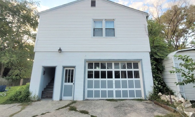 Mount Airy Apartamento | Cozy cabin styled over-garage apartment-walking distance from downtown Mayberry!