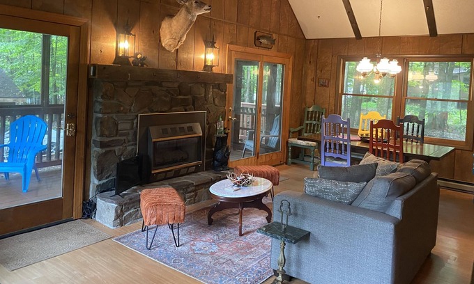Hamlin Casa | COZY CABIN-THE HIDEOUT-walk to the amenities