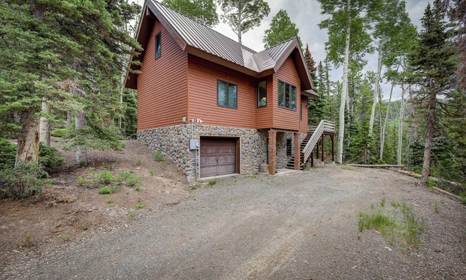Beaver Cabina | Cozy Cabin w/ Deck & Fireplace in Beaver!