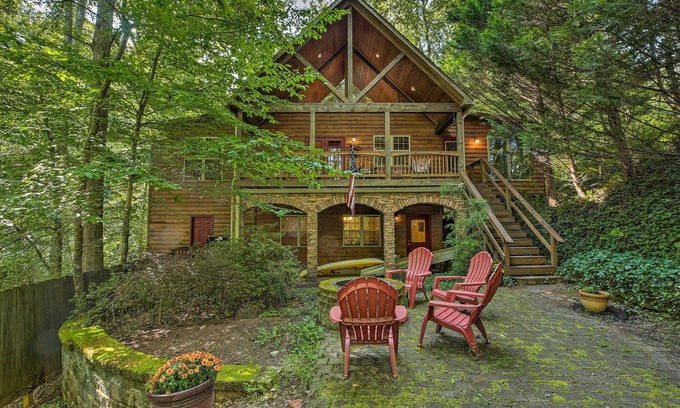 Clarkesville Cabina | Cozy Cabin w/ Deck, Walk to Wildcat Creek & Dining