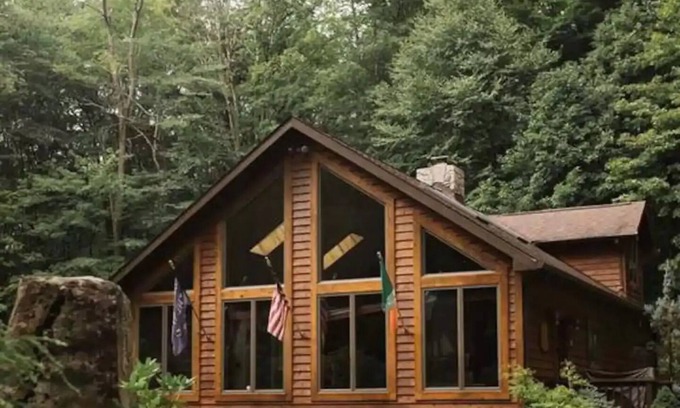 Jefferson Township Chalet De Esquí | Cozy Cabin w/ Hot Tub & Indoor Fireplace