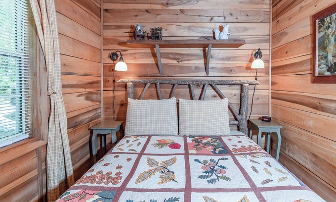 Lake Toxaway Cabina | Cozy Cabin w/ Pickleball and Tennis On Site
