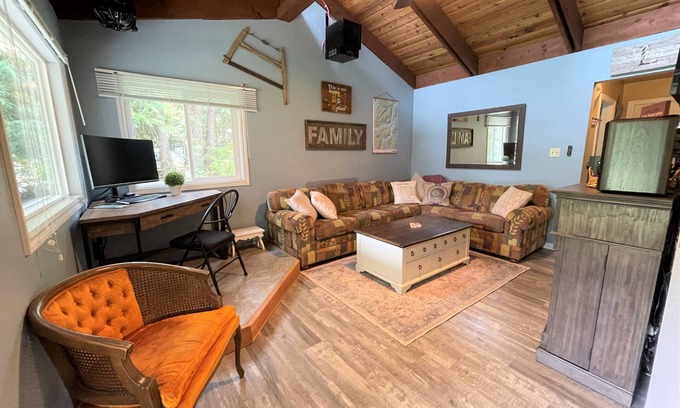 Swansea Point Cabina | Cozy cabin w/ Trailer, Sleeps 6 - 10 guests, Walking Distance to Beach, Hot Tub!