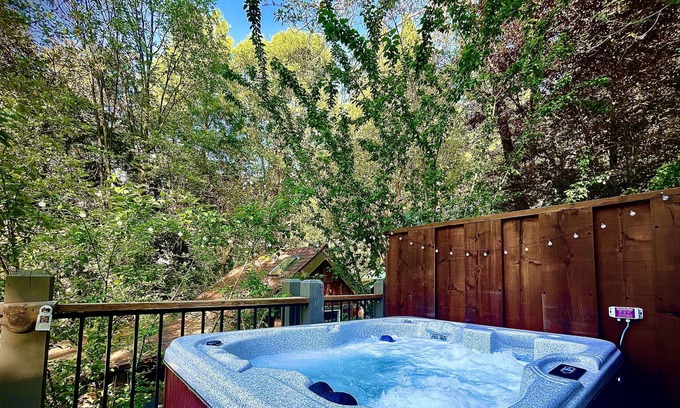 Crestline Cabina | Cozy Cabin w/ Views-HOT TUB! Family Dog Friendly!