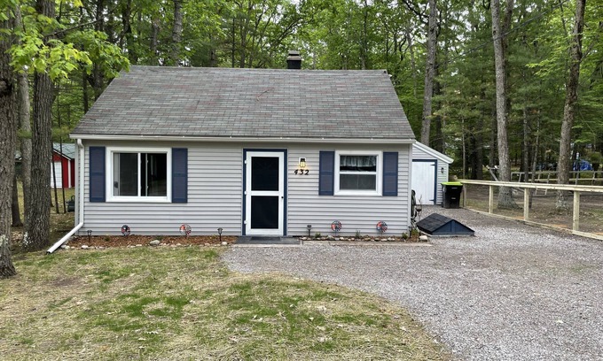Higgins Lake Casa | Cozy Cabin- Walk to Higgins Lake & beach-Dogs ok