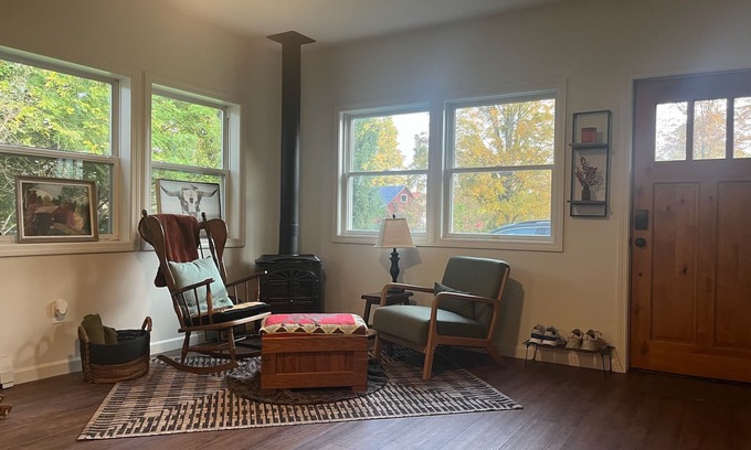 Manchester Center Cabina | Cozy Cabin - walking distance to town and 10 minutes to Bromley. Pet friendly!