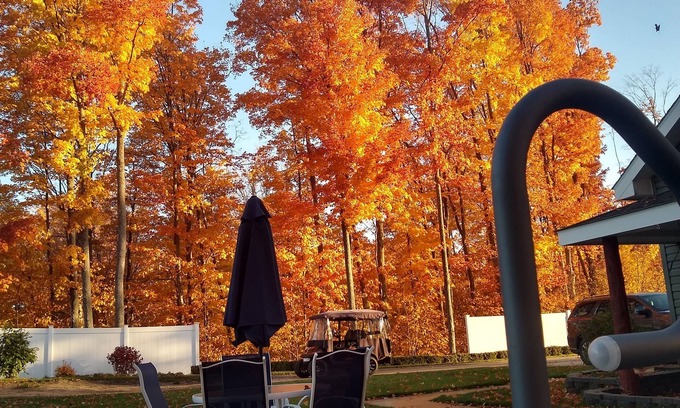 Boyne Falls Cabina | Cozy cabin-WIFI & outdoor hot tub, Close to Boyne Mt & great for snowmobiling