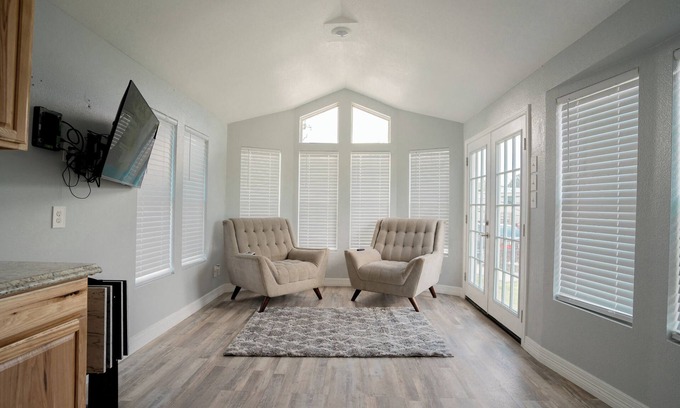 Brazoria Cabina | Cozy cabin with 1 bedroom and WiFi, AC in charming Brazoria