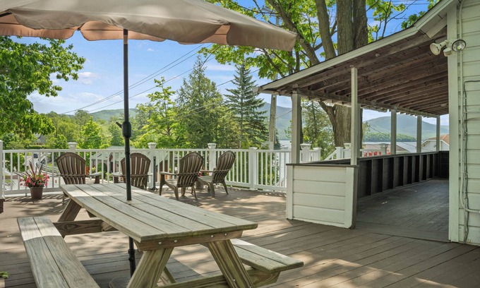 Bolton Landing Cabina | Cozy Cabin with 40ft Covered Dock on Lake George