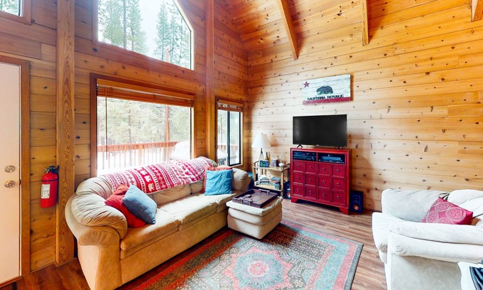 Pla-Vada Woodlands Cabina | Cozy cabin with a large deck, firepit, & gas grill - near golf and skiing