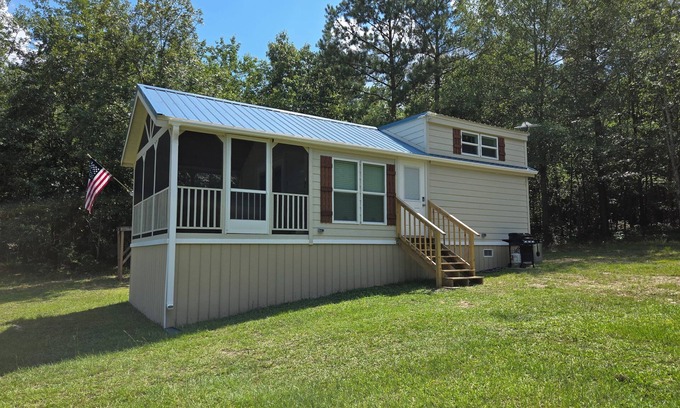 Lillington Cabina | Cozy cabin with AC and loft in charming Lillington