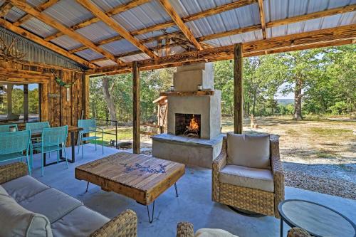 Elizabeth Casa | Cozy Cabin with Backyard Oasis 11 Mi to Marina