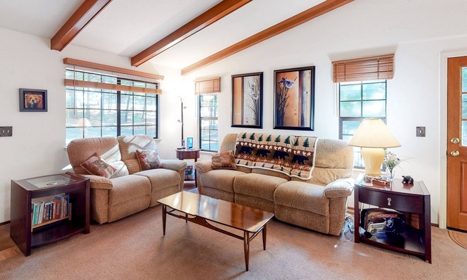 Arnold Cabina | Cozy cabin with central AC & fireplace - near hiking, skiing & wine tasting