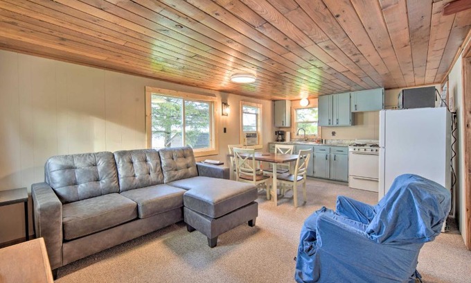 Hayward Casa | Cozy Cabin with Deck and Private Dock on Nelson Lake!