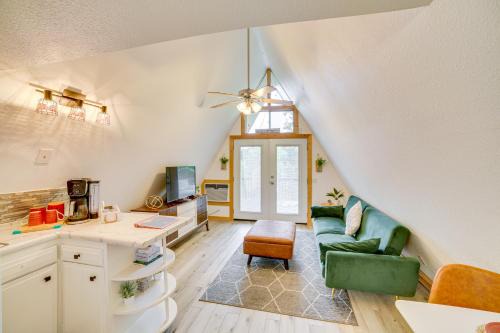 Rockaway Beach Apartamento | Cozy Cabin with Fire Pit Walk to Lake Taneycomo!