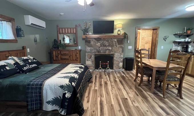 Branson Cabina | Cozy cabin with fireplace Lake Taneycomo Dock Fishing!