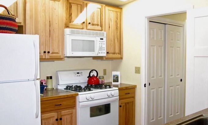 Ashland Cabina | Cozy Cabin with great views in a mountain valley by a lake.