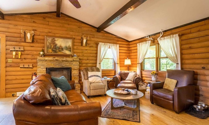 Todd Cabina | Cozy Cabin with Hot Tub and Fire Pit