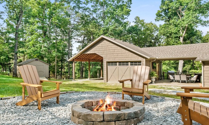 Rogers Cabina | Cozy cabin with hot tub, alfresco dining, & firepit - close to Beaver Lake