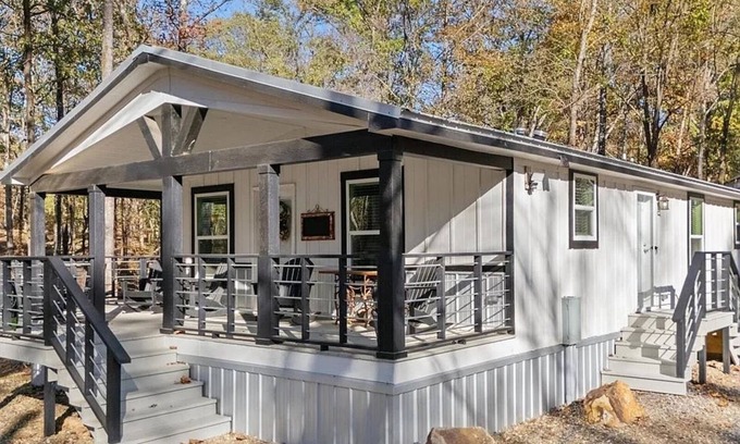 Broken Bow Cabina | Cozy Cabin with Hot Tub, Deck & BBQ