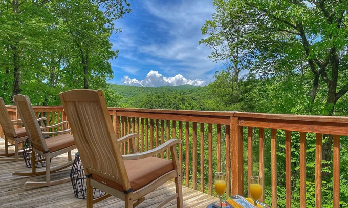 Highlands Cabina | Cozy Cabin with Mountain Views, Pet Friendly, 3 Miles from Downtown Highlands
