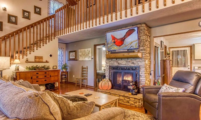 Gatlinburg Casa | Cozy Cabin with Mountain Views Near SkyLift Park!