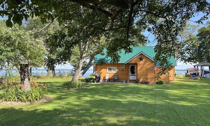 Champlain Cabina | Cabaña acogedora con vistas panorámicas del lago, zona tranquila, perfecto para la familia obtener Aways!