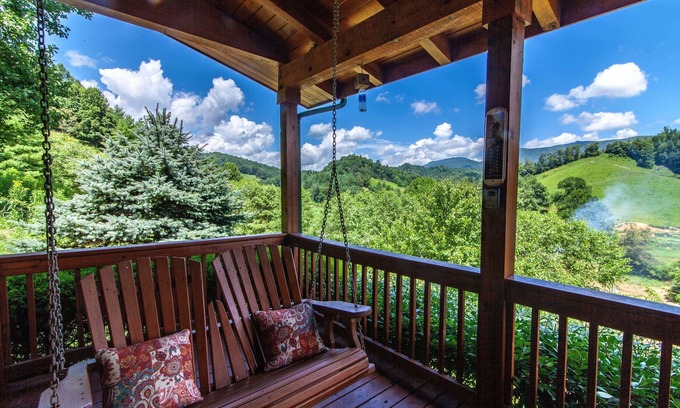Vilas Cabina | 2BR / 2BA acogedora cabaña de troncos con bañera de hidromasaje, pozo de fuego, vistas pastorales, cerca de Boone, cubierta cubierta, vistas desde los dormitorios