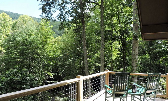 Robbinsville Cabina | Available August 14-17, 2025, near Fontana Village, paved access & wi-fi