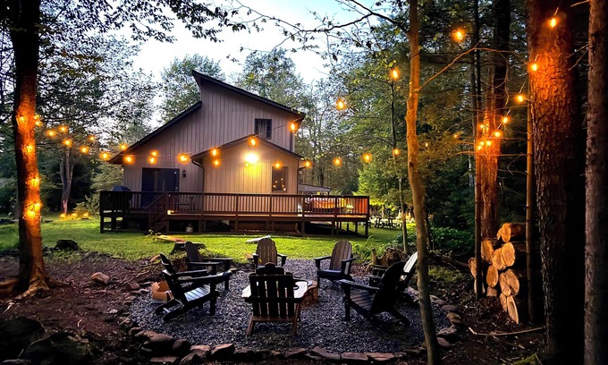 Tobyhanna Cabina | Cozy Cabin with Pond, Game Rm, Pool & Fire Pit
