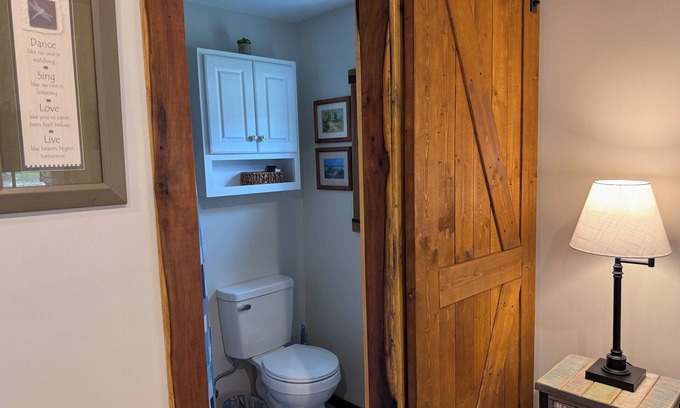 Clarendon Cabina | Cozy Cabin With Screened in Porch and Pond View