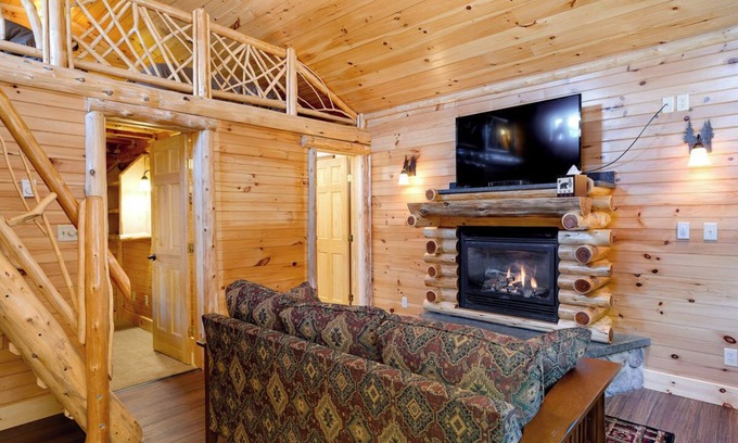 Lake Placid Cabina | Cozy Cabin with second floor loft, fireplace, campfire pits, and kitchen