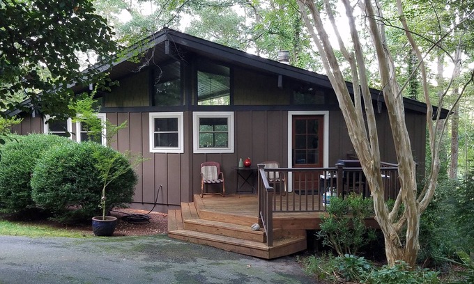 Reed Creek Cabina | Cozy Cabin with Slip Dock on Lake Hartwell