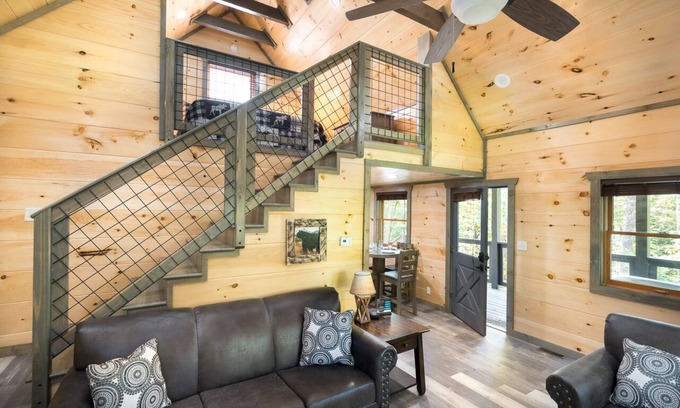 Pittman Center Cabina | Cozy cabin with views, hot tub, fireplace & serenity.