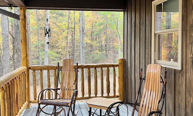 State Road Cabina | Cozy cabin with WiFi, gas logs, AC, and big window to watch wildlife in State Rd
