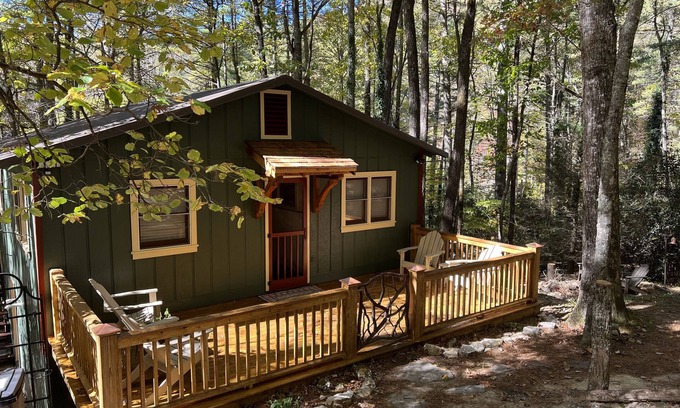 Cashiers Cabina | Cozy cabin within walking distance of Cashiers Crossroads.